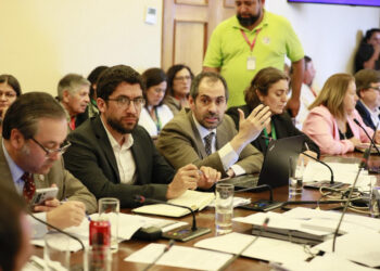 Comisión de Hacienda da luz verde al proyecto de reajuste del sector público 2025.