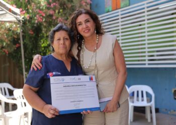 Asistentes del Programa de Cuidados Domiciliarios reciben su certificación de Chile Valora en Recoleta.