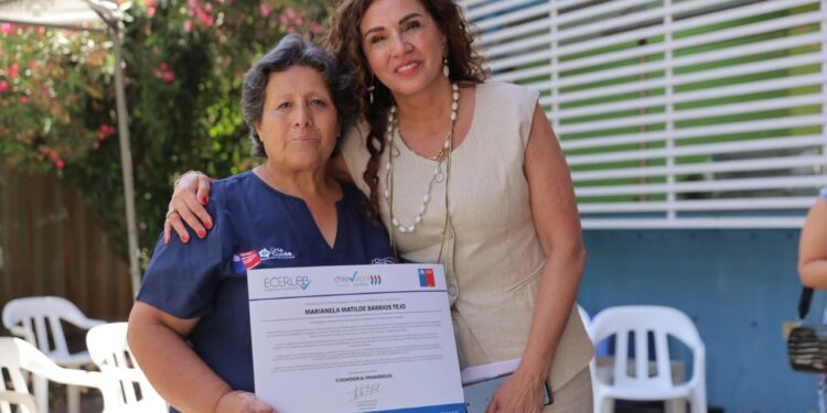 Asistentes del Programa de Cuidados Domiciliarios reciben su certificación de Chile Valora en Recoleta.