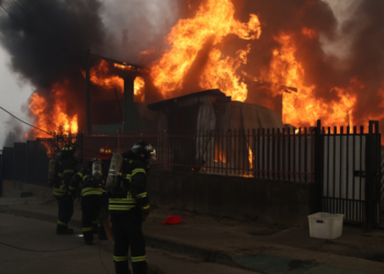 Incendios forestales en Chile: 18 focos aún están siendo combatidos y tres regiones permanecen en Alerta Roja.