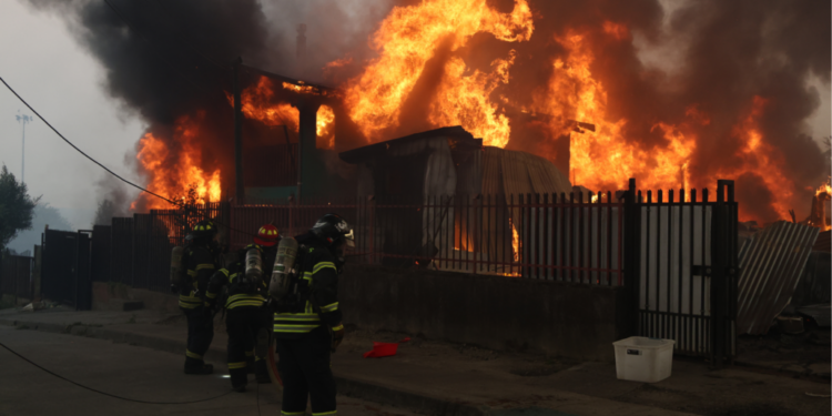 Incendios forestales en Chile: 18 focos aún están siendo combatidos y tres regiones permanecen en Alerta Roja.