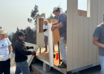Damnificados por incendios forestales en el Biobío reciben las primeras casas de emergencia.