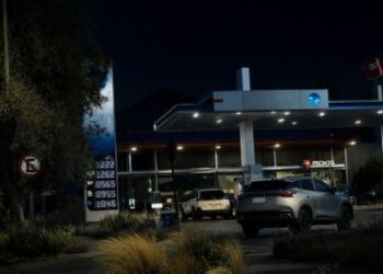 Tanda de cabros delincuentes con armas se roba auto en servicentro de Chamisero.