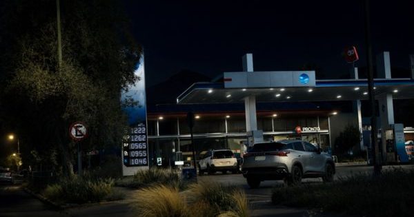 Tanda de cabros delincuentes con armas se roba auto en servicentro de Chamisero.