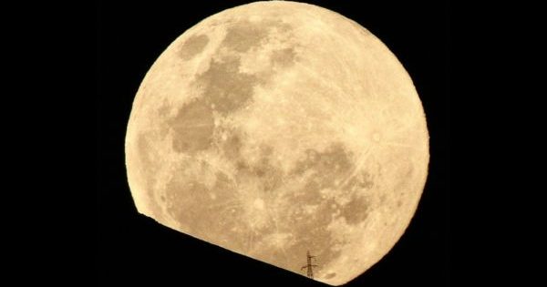 La primera superluna llena da el vamos al calendario astronómico 2026.