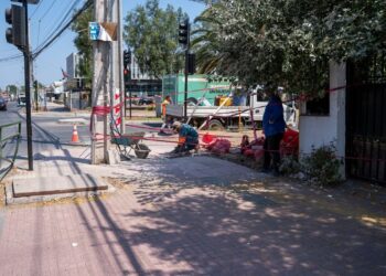 Municipio de Talagante se pone las pilas y repara veredas y espacios públicos con su propia plata.