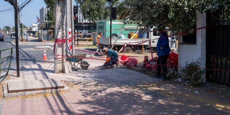 Municipio de Talagante se pone las pilas y repara veredas y espacios públicos con su propia plata.