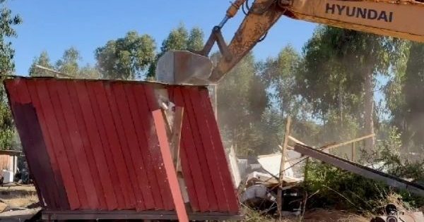 [VIDEO] Avanza el desalojo de la megatoma en San Antonio con 14 detenidos.