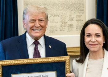 Trump cambia el discurso y dice que le “encantaría” meter a Machado en la transición política de Venezuela.