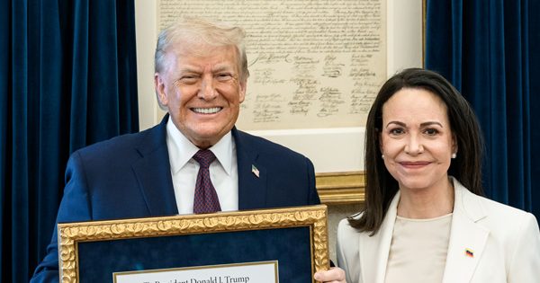 Trump cambia el discurso y dice que le “encantaría” meter a Machado en la transición política de Venezuela.