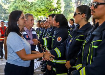Uruguay manda brigada experta para ayudar en la lucha contra incendios forestales en Chile.