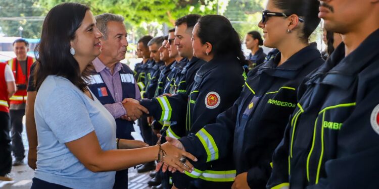 Uruguay manda brigada experta para ayudar en la lucha contra incendios forestales en Chile.