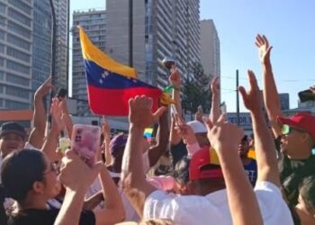 Venezolanos en el extranjero celebran la salida de Nicolás Maduro de Caracas.