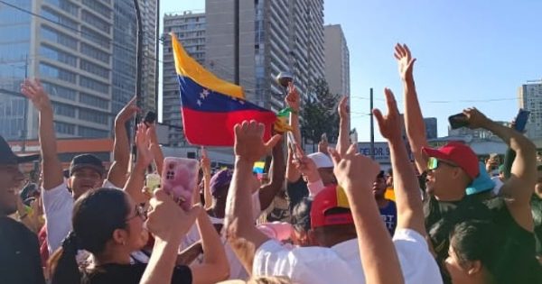Venezolanos en el extranjero celebran la salida de Nicolás Maduro de Caracas.