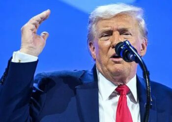 Trump afirma que «no recurrirá a la fuerza» frente a Groenlandia, pero solicita «negociaciones urgentes».