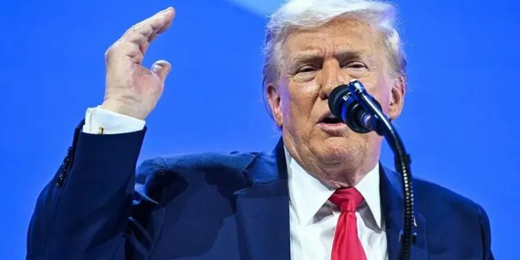 Trump afirma que «no recurrirá a la fuerza» frente a Groenlandia, pero solicita «negociaciones urgentes».