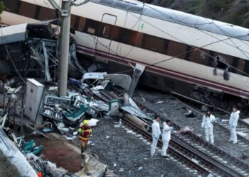 Informe inicial sugiere que la rotura de una vía podría ser la causa del accidente de dos trenes que dejó 45 fallecidos en España.