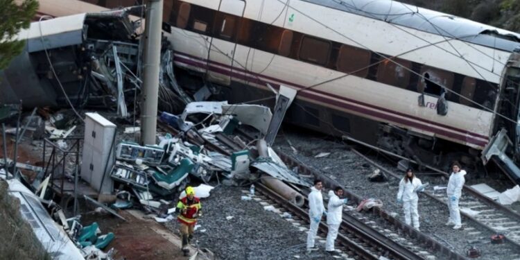 Informe inicial sugiere que la rotura de una vía podría ser la causa del accidente de dos trenes que dejó 45 fallecidos en España.