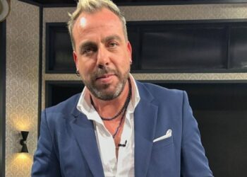 Francisco Kaminski es captado besando a una misteriosa mujer en un hotel de Santiago.