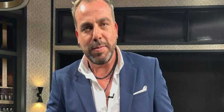 Francisco Kaminski es captado besando a una misteriosa mujer en un hotel de Santiago.