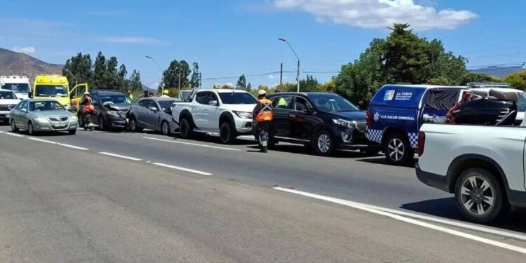 Ocho personas resultaron heridas y se generó alta congestión tras un accidente de múltiples vehículos en la ruta 5 Norte, entre Nogales y La Calera.