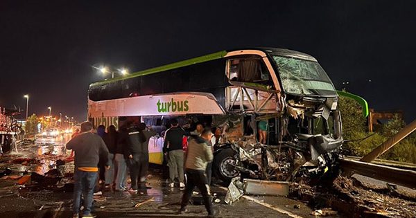 Accidente entre bus y camión deja dos muertos y más de 40 heridos.