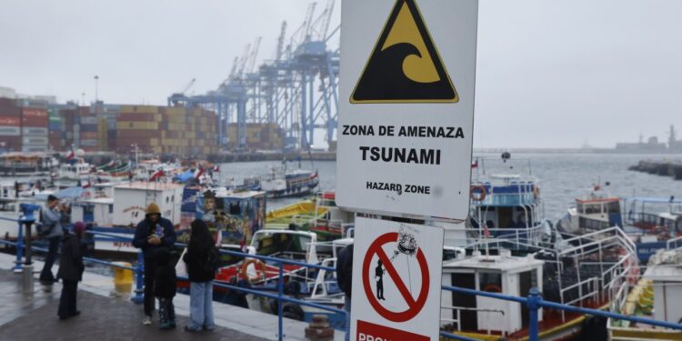 Consorcios compiten por la millonaria licitación del Sistema Nacional de Alerta de Tsunami.