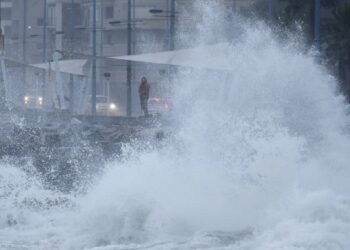 El Centro Meteorológico Marítimo de Valparaíso alerta sobre marejadas desde Arica hasta Huasco para este fin de semana.
