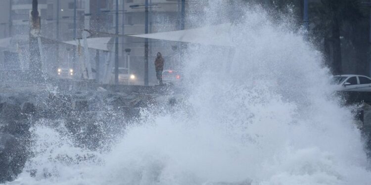 El Centro Meteorológico Marítimo de Valparaíso alerta sobre marejadas desde Arica hasta Huasco para este fin de semana.