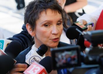 Carolina Tohá llama a regularizar a 180 mil migrantes registrados antes de la llegada de Kast.