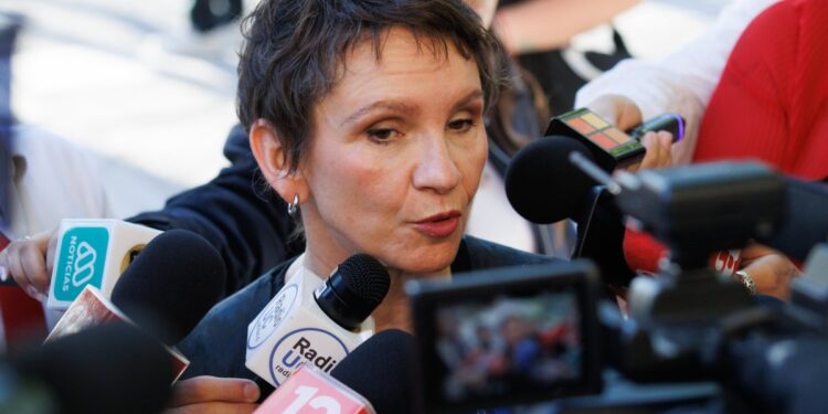 Carolina Tohá llama a regularizar a 180 mil migrantes registrados antes de la llegada de Kast.