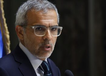 Ministro Cordero discute el tema carcelario tras la prisión preventiva de Ángela Vivanco.