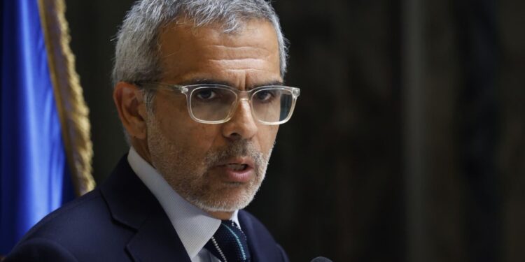 Ministro Cordero discute el tema carcelario tras la prisión preventiva de Ángela Vivanco.