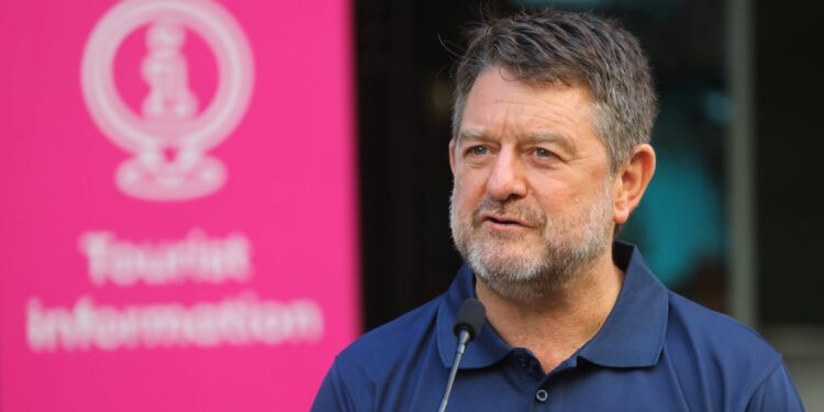 La Fiscalía solicita la suspensión de la audiencia para revisar la solicitud de desafuero de Orrego como gobernador de la región Metropolitana.