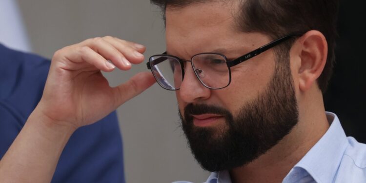 Presidente Boric critica la decisión de suspender el Pase Cultural tras informes de uso indebido.