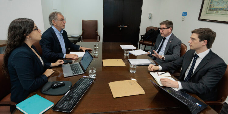 Álvaro García se encuentra con Daniel Mas para organizar el traspaso en Economía.