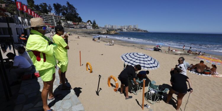 Seremi de Salud de Valparaíso levanta restricción para bañarse y realizar actividades recreativas en la playa Amarilla de Concón.