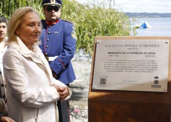 Cecilia Morel, tras la misa en honor al expresidente Piñera en Lago Ranco: «Es conmovedor que, a dos años, la gente siga recordándolo».
