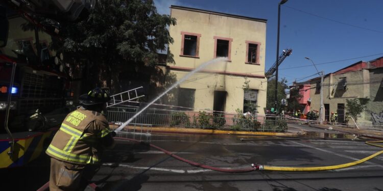 13 empresas colaboran en la extinción de un incendio estructural en el centro de Santiago.
