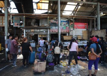 Gobierno organiza asistencia tras incendio en locales de La Vega Central y asegura que no afectará los precios.