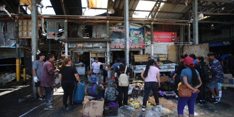 Gobierno organiza asistencia tras incendio en locales de La Vega Central y asegura que no afectará los precios.