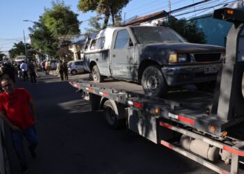 Comienza el operativo para retirar más de 500 autos abandonados en Santiago: se detuvo a una persona.