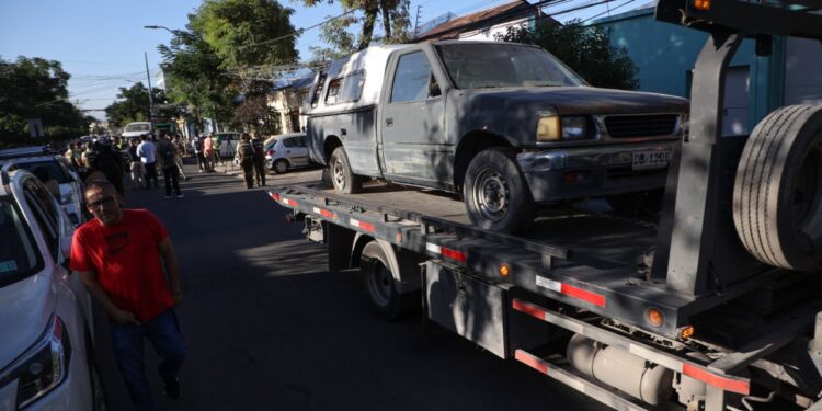 Comienza el operativo para retirar más de 500 autos abandonados en Santiago: se detuvo a una persona.