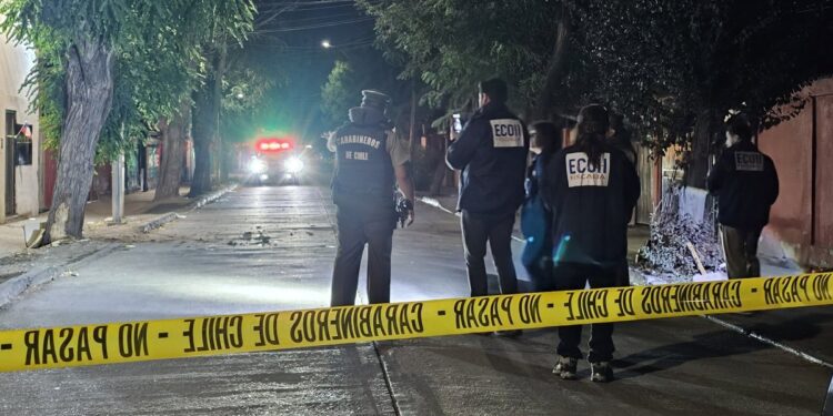Venezolano es asesinado a balazos frente a su casa en Quinta Normal: sufrió al menos 15 impactos de bala.