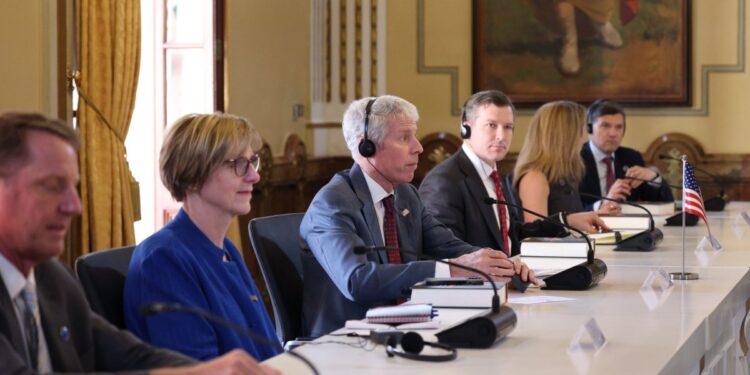 Venezuela declara una «asociación productiva a largo plazo» con EE.UU. tras la visita de un enviado de Trump.