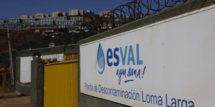 Esval se pronuncia sobre el aumento de coliformes en las playas de Valparaíso y niega problemas en sus emisores.