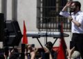Simpatizantes del Presidente Boric organizan una despedida ciudadana en la Plaza de la Constitución.