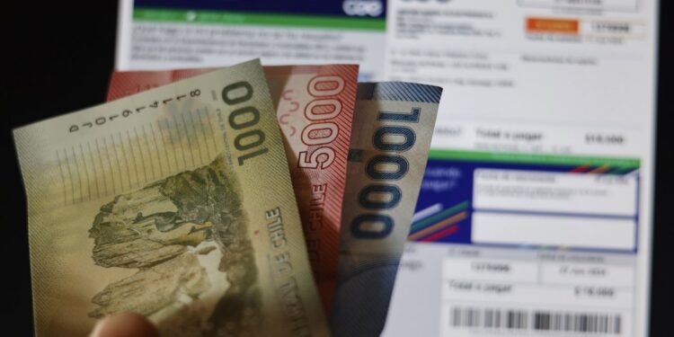 Gobierno presenta propuesta para saldar deuda por congelamiento eléctrico en 2019: $1,450 mensuales por cliente durante 4 años.