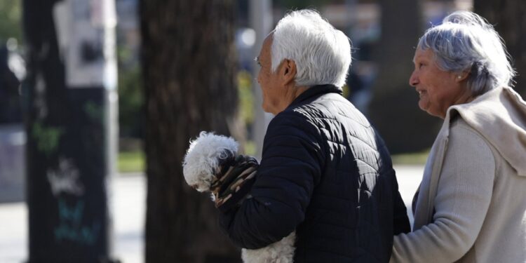 Chile envejece rápidamente: para 2028 habrá más personas mayores que menores de edad.