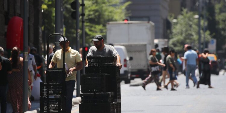 Dirección del Trabajo exhorta a las empresas a intensificar las medidas de protección debido a las altas temperaturas en la zona centro del país.